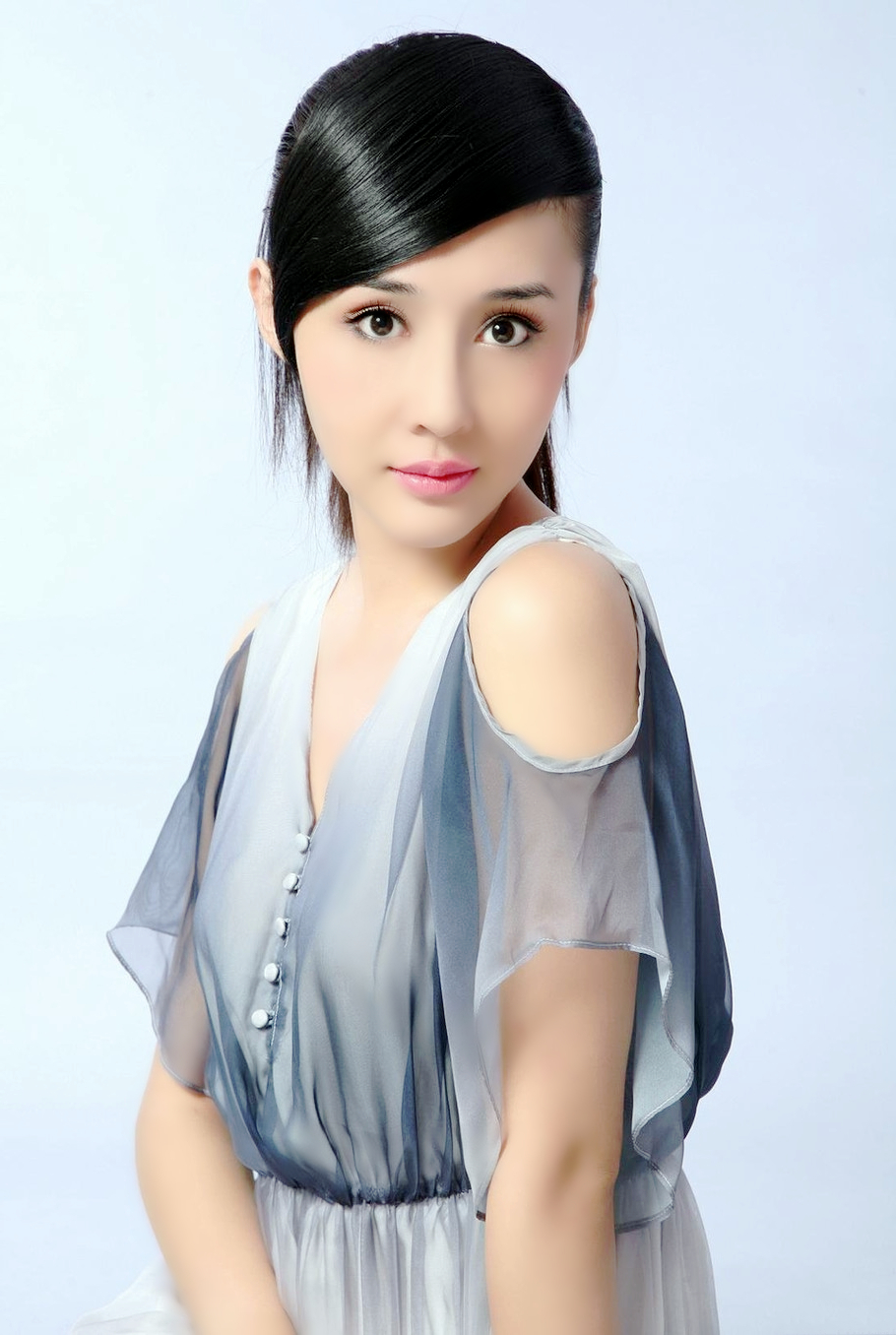 一个有着东方气质美的长发靓丽美女