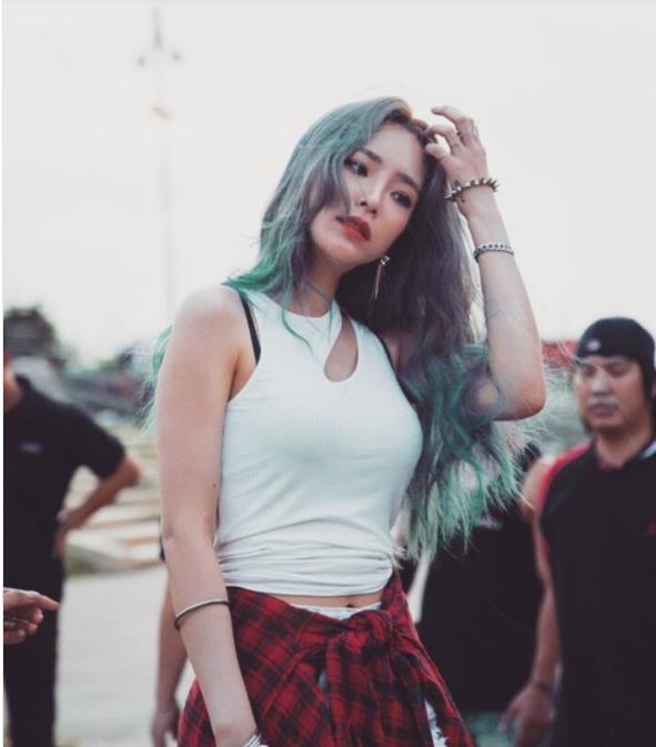 南韩热门女rapper,不仅情歌唱哭人,还有着自己的时尚"黑"学!