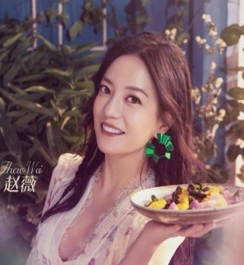 赵薇被曝移民新加坡国籍,晒图并无奈发文澄清真相,网友:误解!