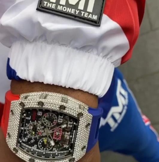 梅威瑟英国旅行!穿定制版帽衫 戴价值20万镑手表 这次又在炫富?