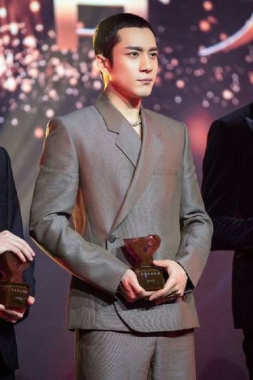 韩东君亮相cosmo年度盛典红毯 |网友神评论