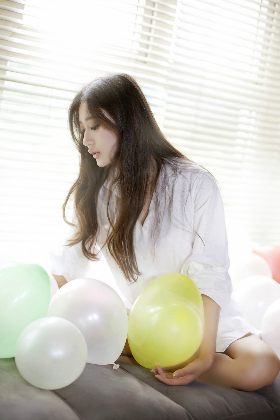 镜头下一个长发飘逸的唯美清秀女孩