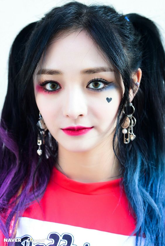 周洁琼彩色烟熏妆加渔网丝袜玩转"怪味少女风",一般人驾驭不了