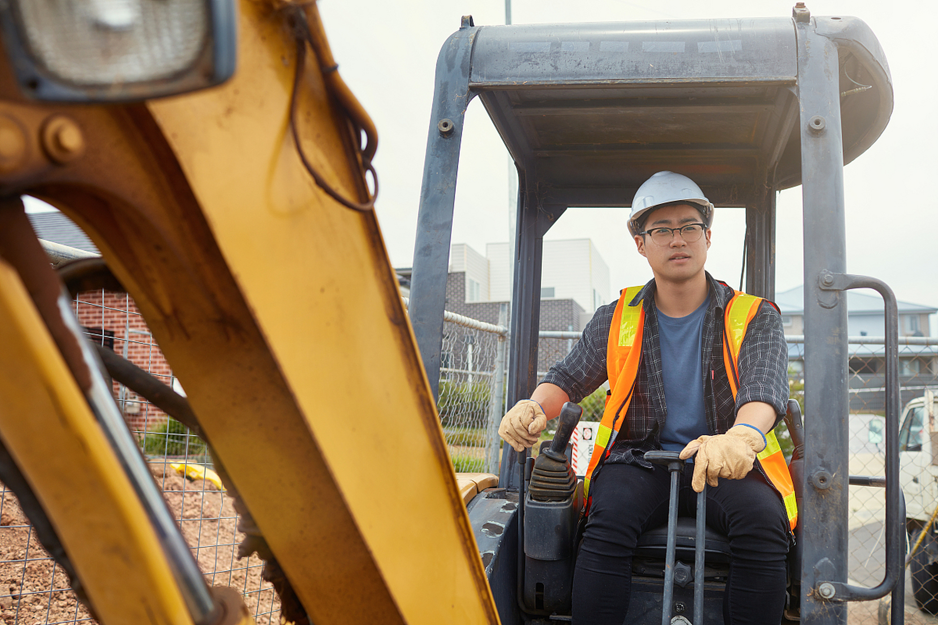 【  挖掘机操作技巧:不断学习和提升的必要性  】  不断学习和提升
