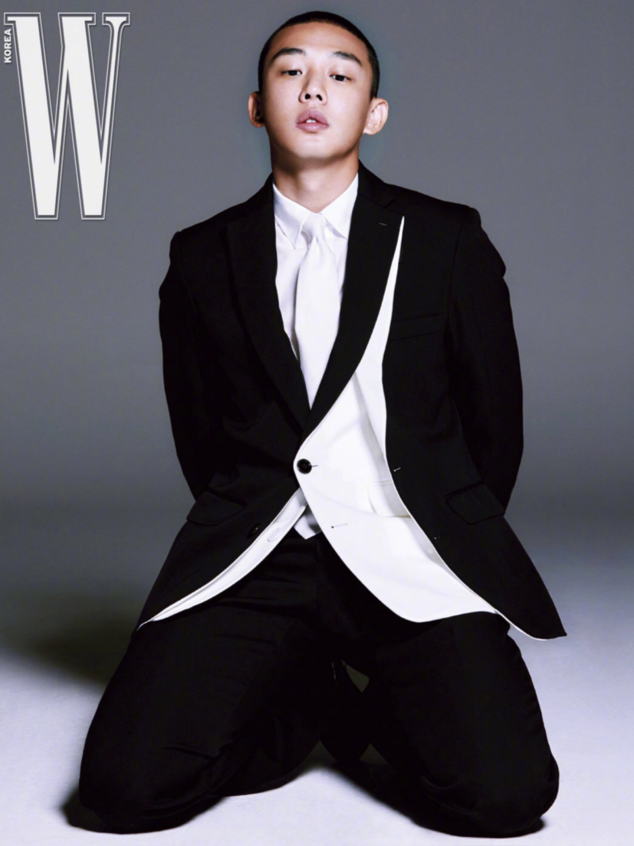 33岁刘亚仁登画报封面,八套黑白灰造型,完美演绎不羁熟男气质!