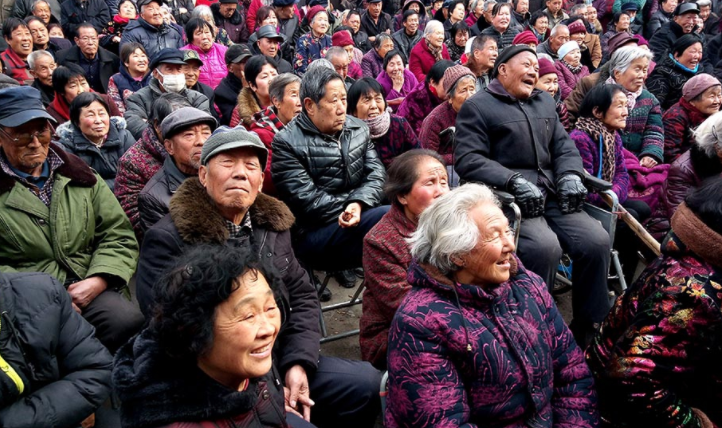 农村演大戏,台下看戏的人山人海尽是清一色的老年人且场场不缺席