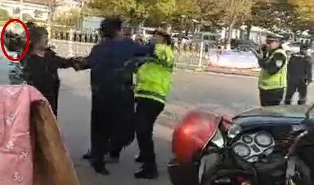 踢警察图片