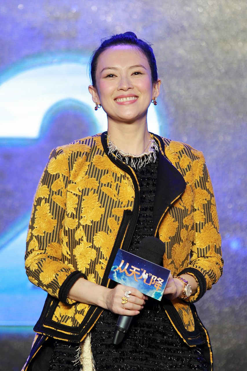 章子怡狗啃刘海  章子怡新戏造型曝光,狗啃刘海引发时尚圈热议!