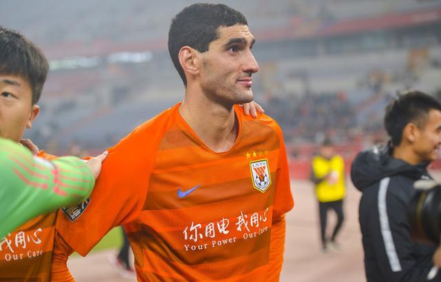 佩莱尼首秀就进球,金敬道庆祝造最萌身高差,空霸弯下腰才被抱到