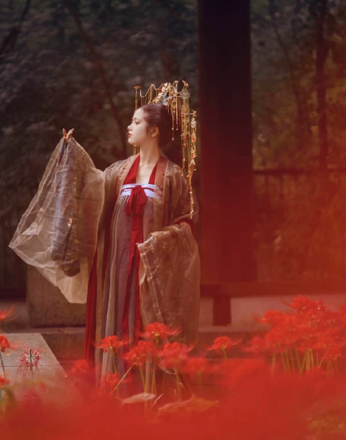 红衣女子cosplay壁纸:有一条路叫黄泉路,有一种花叫彼岸花