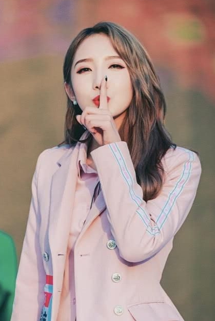 生图惊艳众人后,孟美岐出门连妆都不化了,素颜比浓妆好看太多