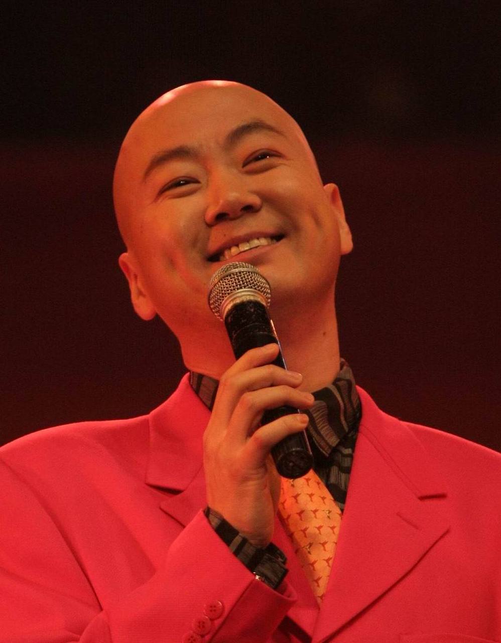 郭冬临,一个在春晚舞台上活跃了21次的小品演员,以其独特的幽默和精湛