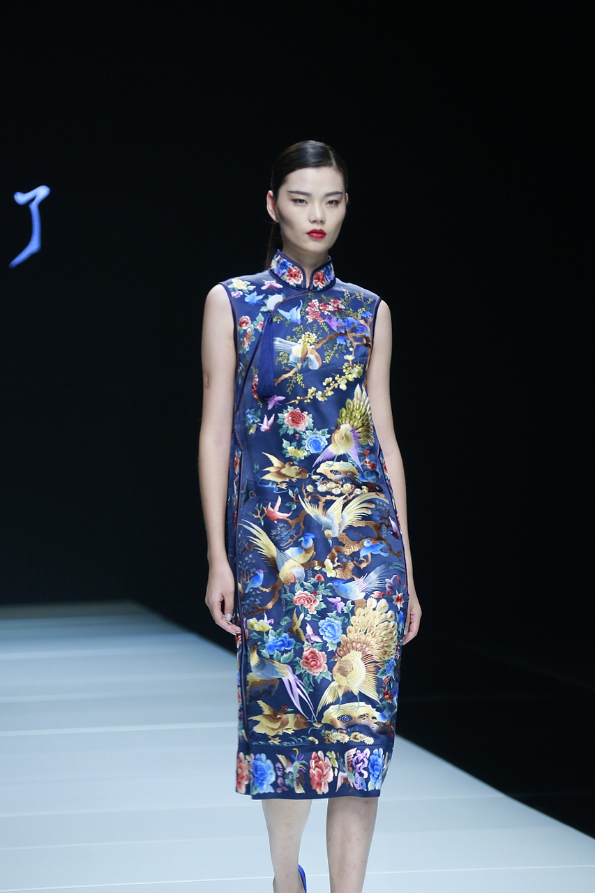 粤绣服饰在岭南民俗中应用最为广泛,它最早满足人们对服饰的需要,以绝