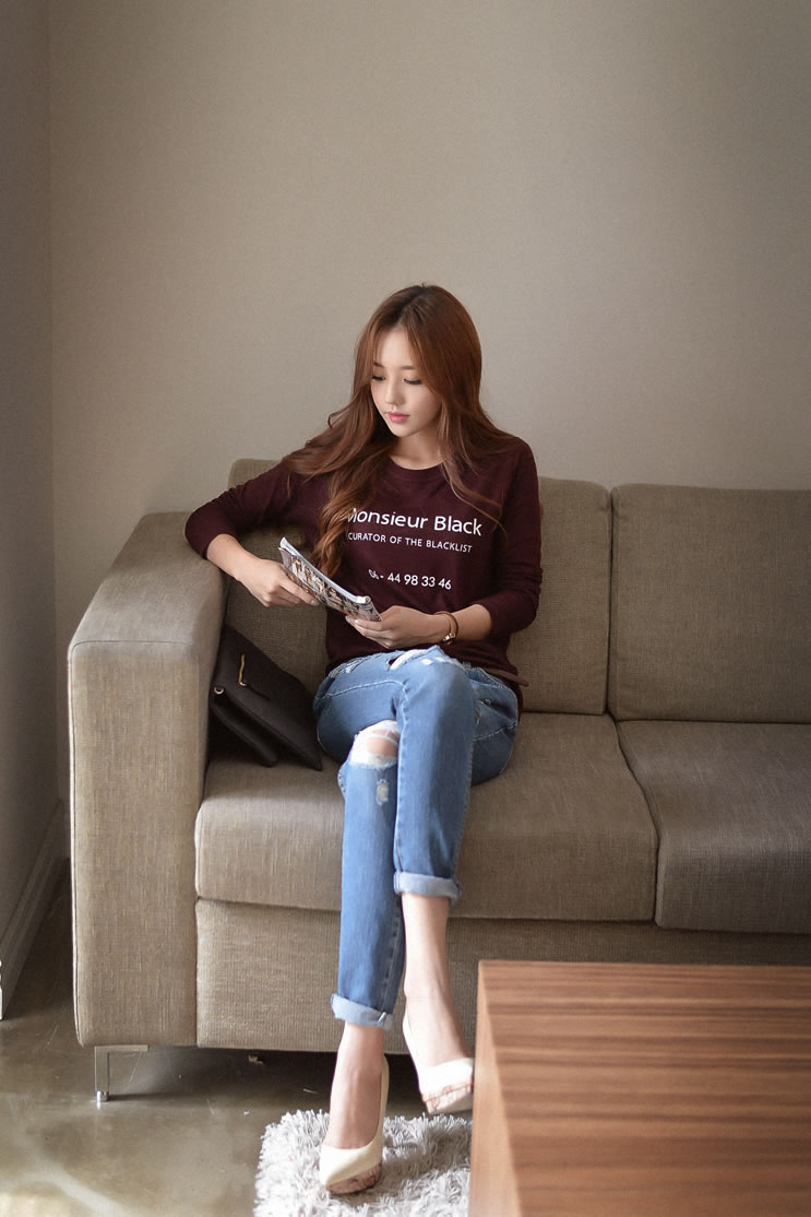 孙允珠暗红色长袖圆领t恤配破洞牛仔