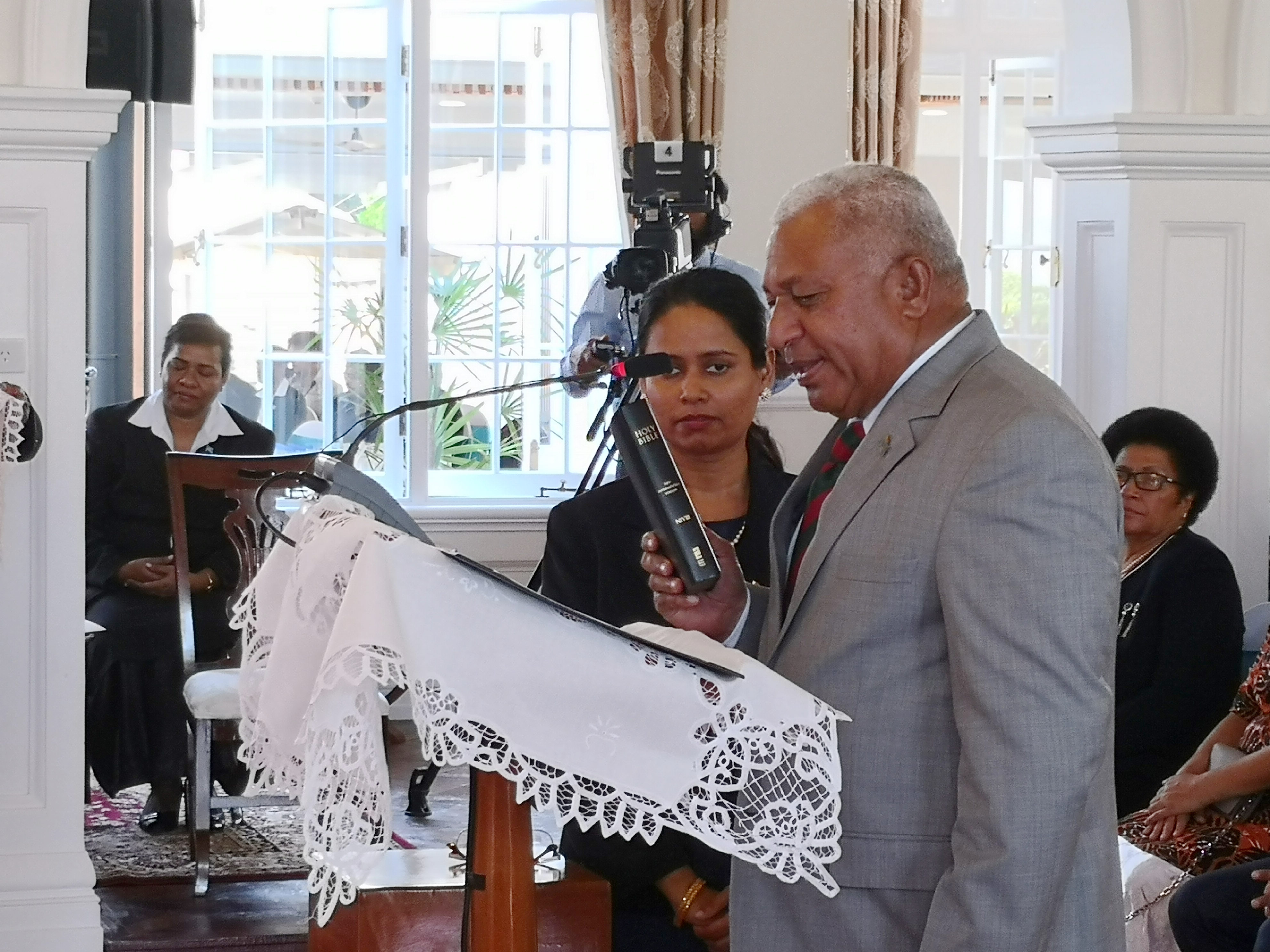 斐济总理姆拜尼马拉马宣誓就职(1)