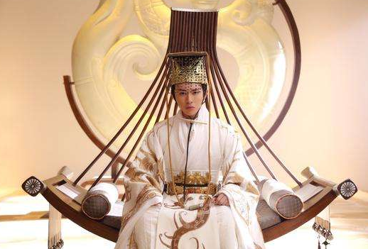 第一:花错(李宗霖饰),他是顶尖的剑客因为受重伤被容止带进公主府养伤