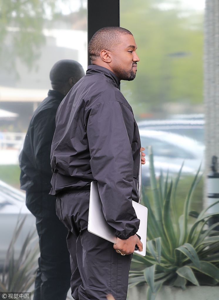 金大姐代孕生三胎"侃爷"维斯特心情大好  返回工作主动比v与狗仔互动