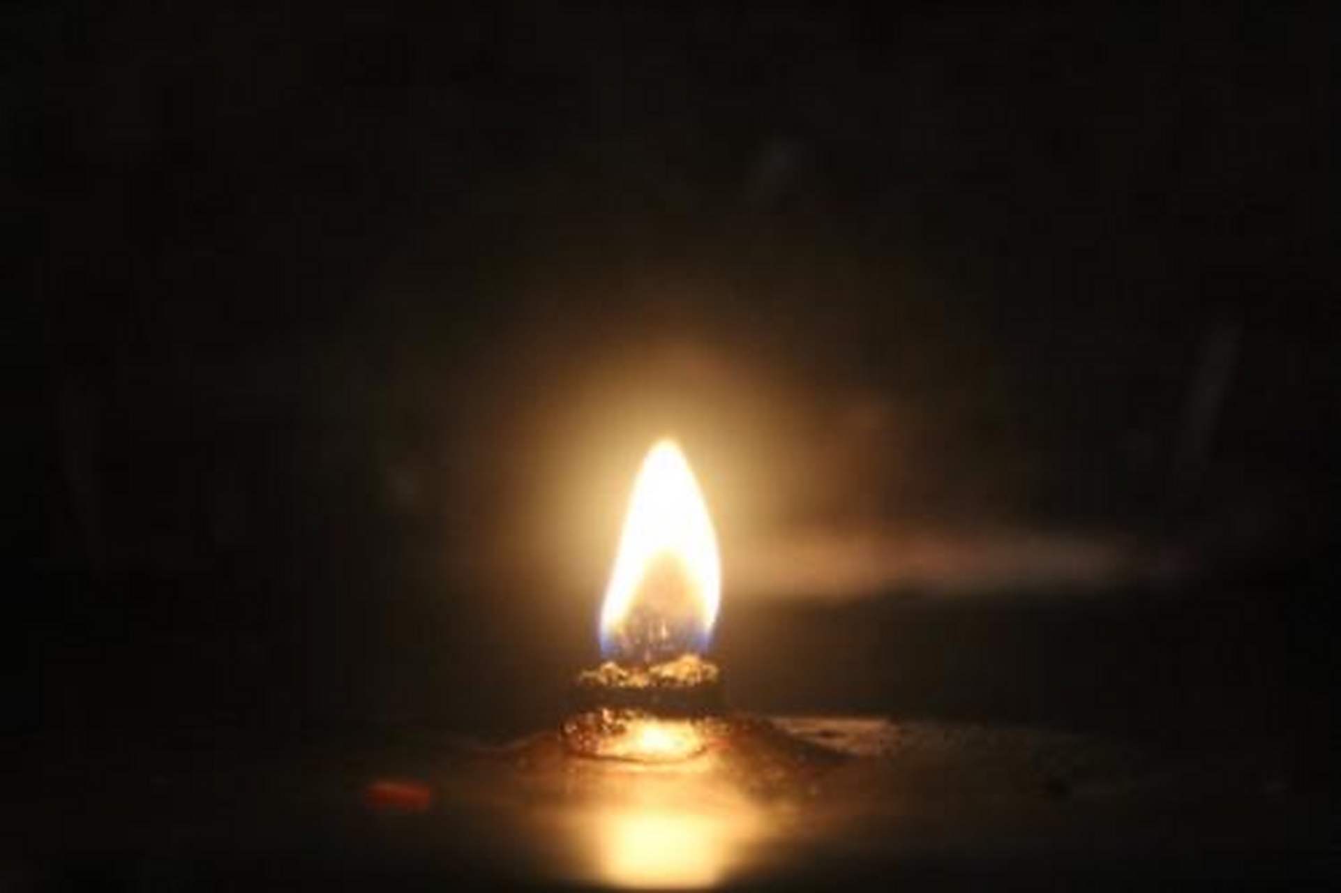 这本《青灯》就收录了他的17篇散文,里面不仅有他对生活的记录,还有对