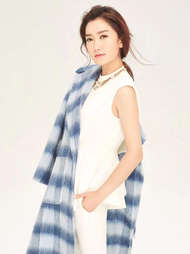 38岁凤凰传奇玲花素颜近照,发福严重穿着土气,面部浮肿似大妈?