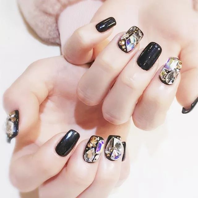 一款镶钻美甲告诉你,什么是奢华美!