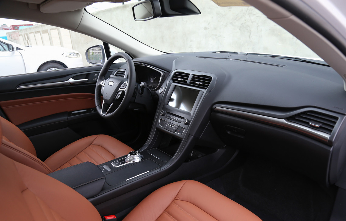 福特蒙迪欧车头具有力量感,内饰设计简洁干练,符合大众的审美