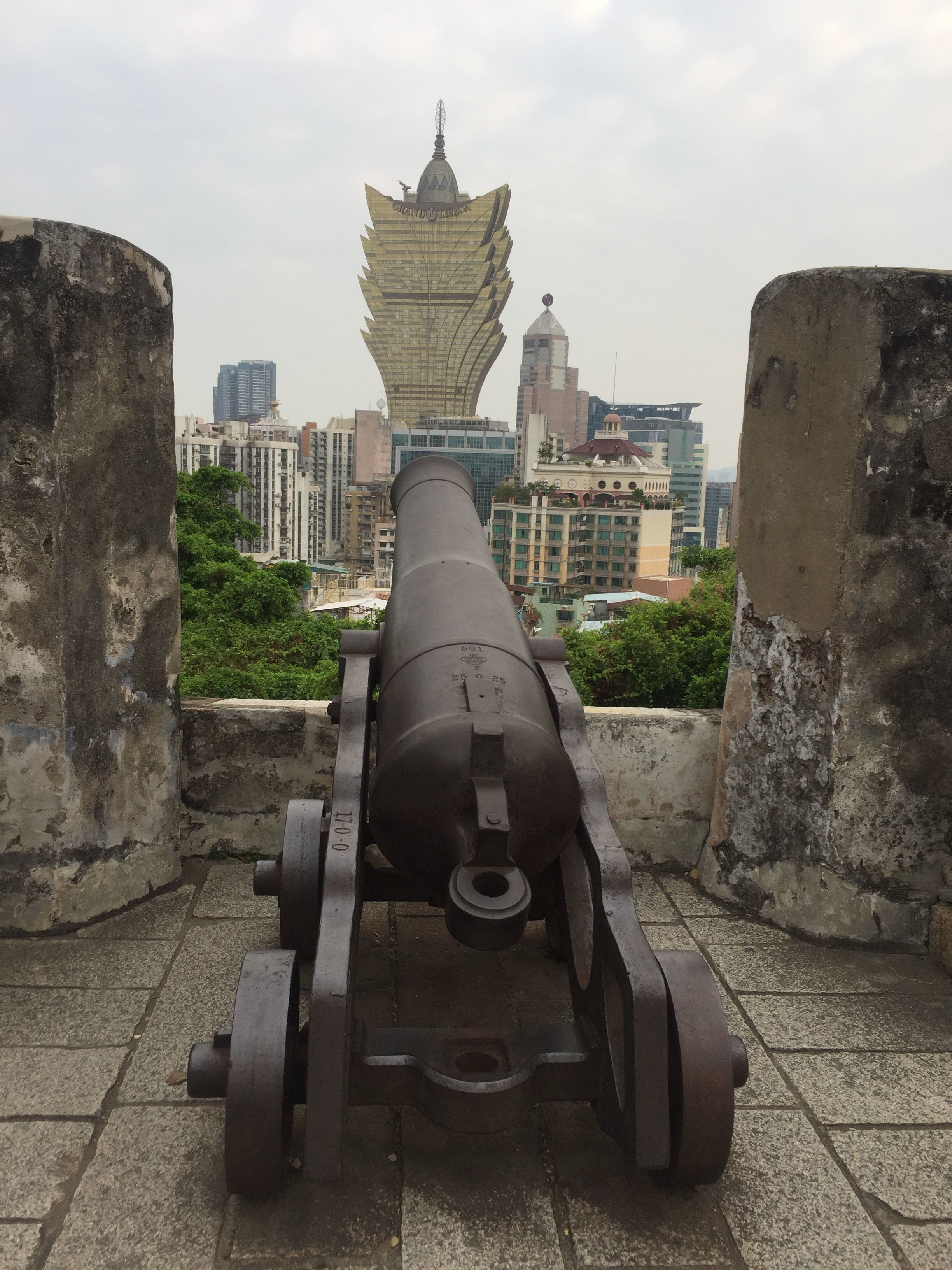 炮台上古老大炮的指向有点尴尬.