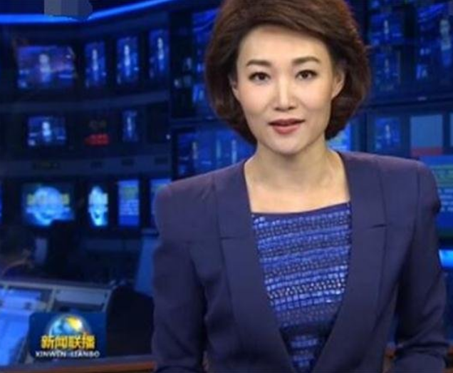 央视主持人出现口误怎么办?网友看完后:太搞笑了,还真不习惯