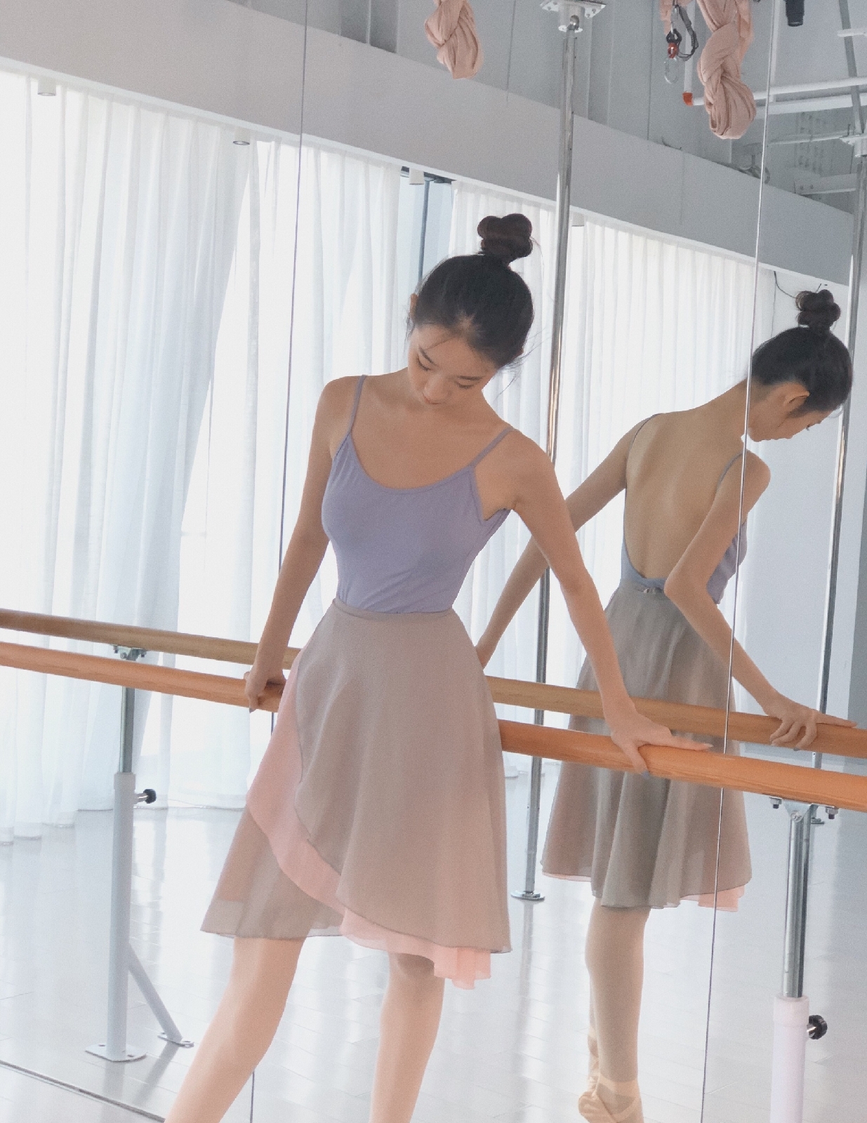 "芭蕾精灵"张艺凡参加综艺,当众唱歌登热搜,日常穿搭青涩甜美