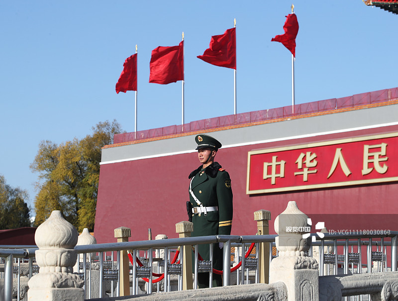 2018年12月4日,北京,解放军战士顶寒风在天安门广场站岗执勤.