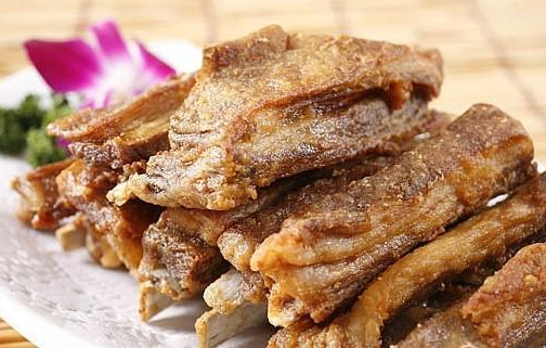 炸羊排,腌喂好的羊排,去掉腌料,再过三关!