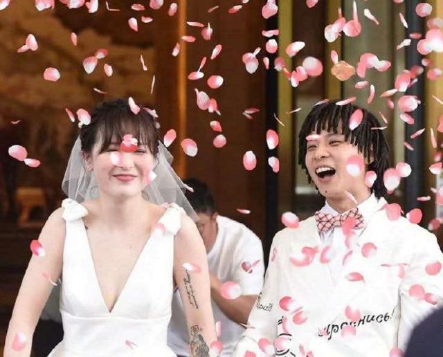 bridge举行婚礼,依旧一头酷酷的脏辫,妻子实在美丽!