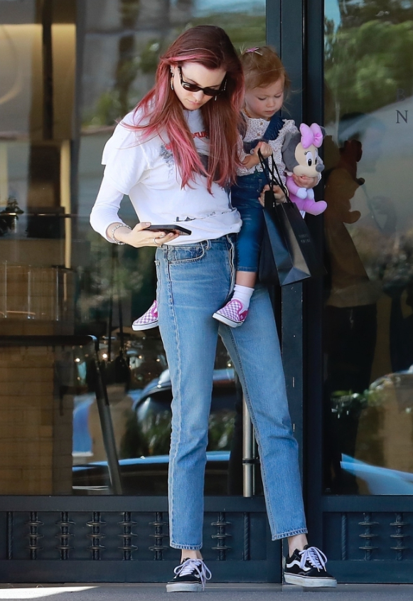 加利福尼亚,贝哈蒂·普林斯露(behati prinsloo)带女儿出街购物