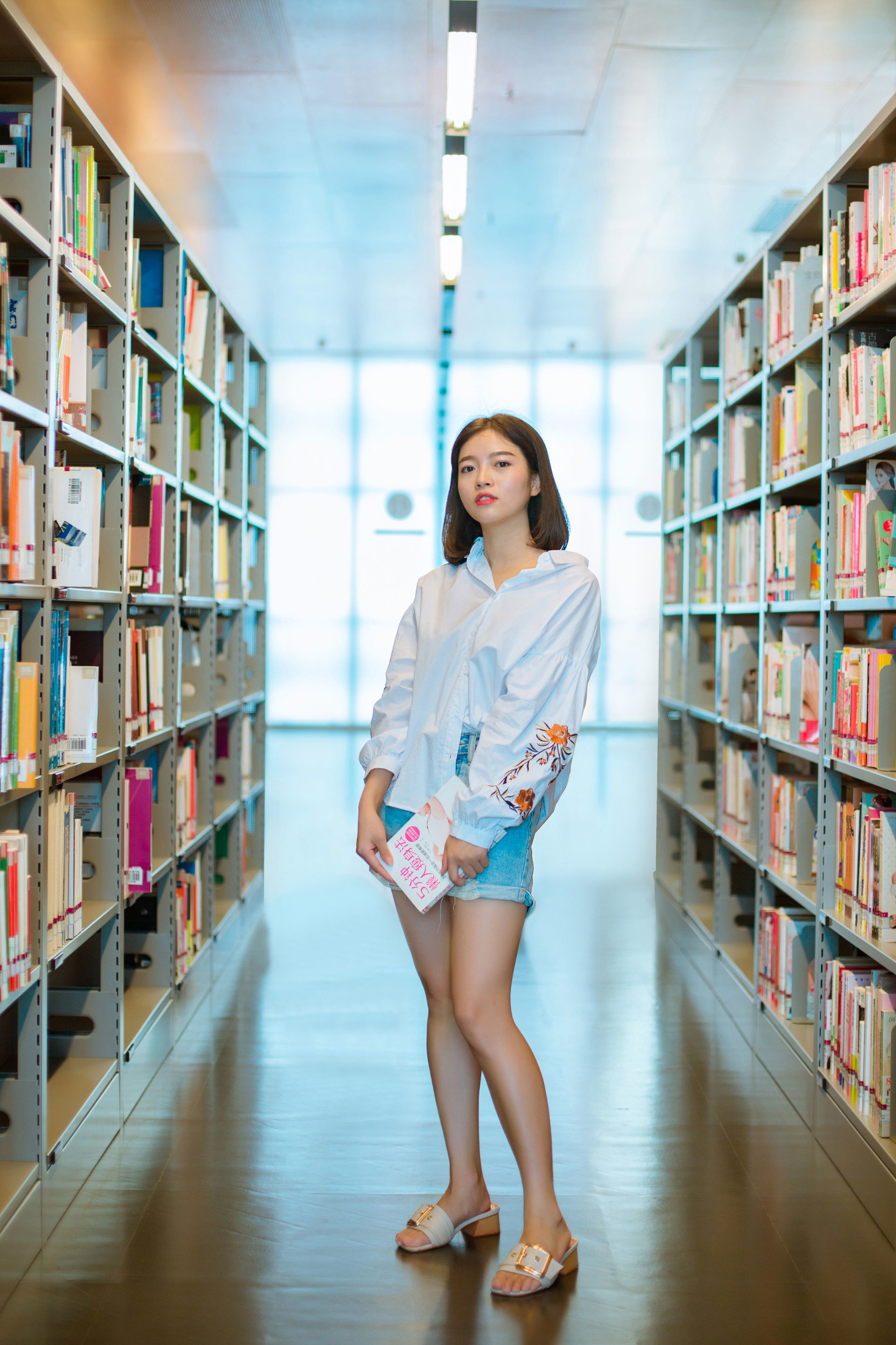 人像摄影 图书馆随拍 转载自百家号作者:情感观察者