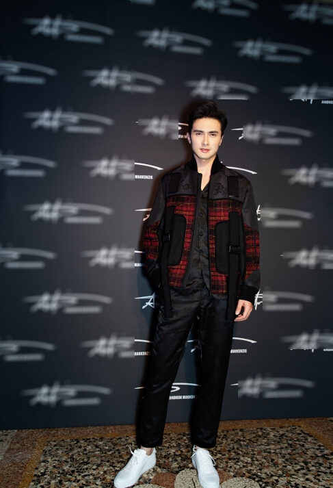 米兰时间1月12日,高伟光亮相米兰时装周男装时装秀,头排看秀,近距离