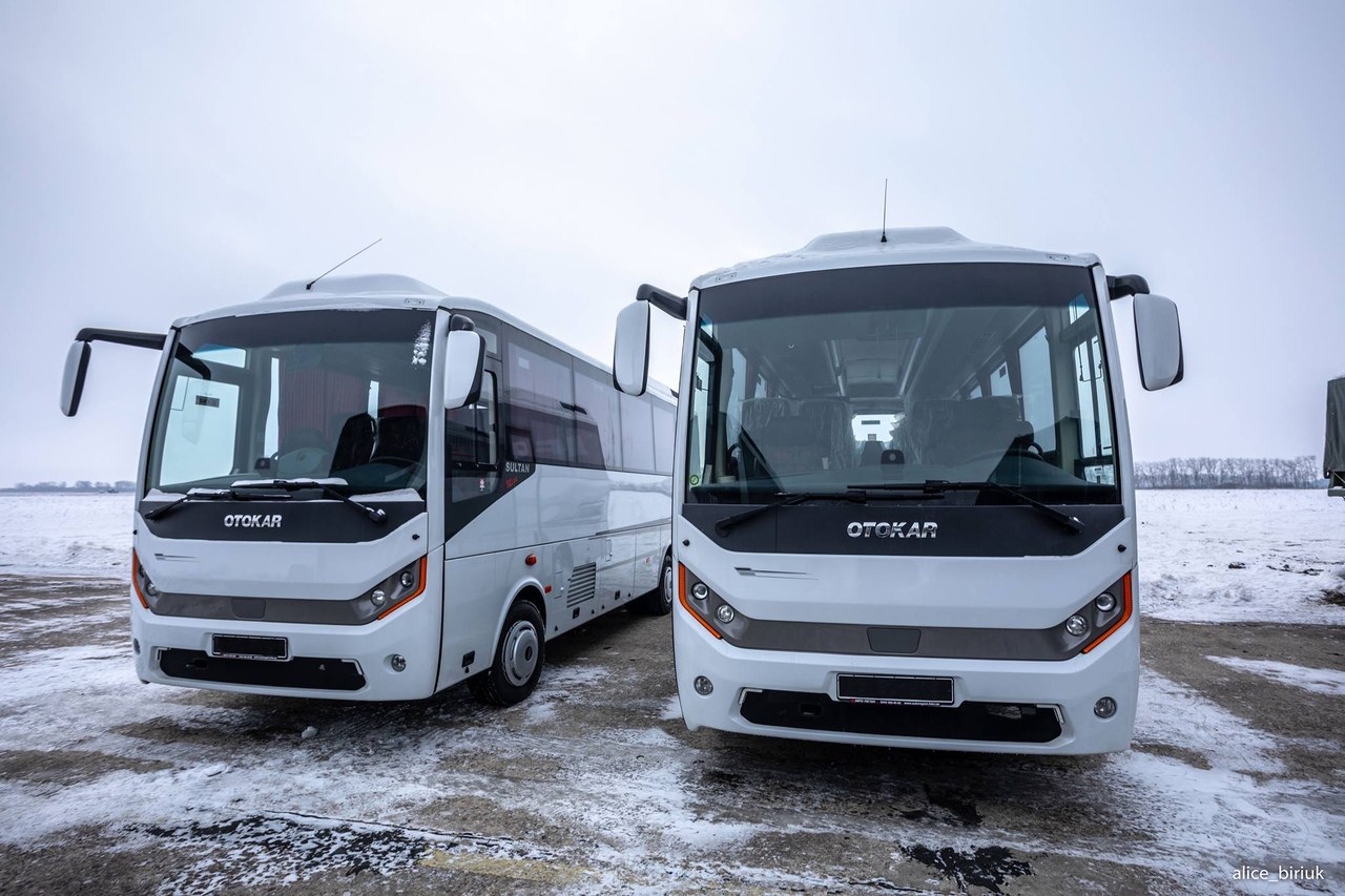 乌克兰接受大批军事装备 总统现场为乌军打气