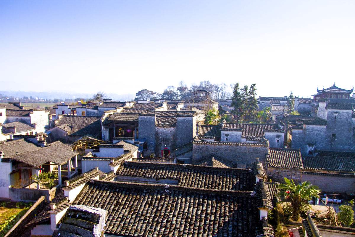 关麓村,地处武亭山麓,西武岭脚,因西武岭有"西武雄关"之称,该村居雄关