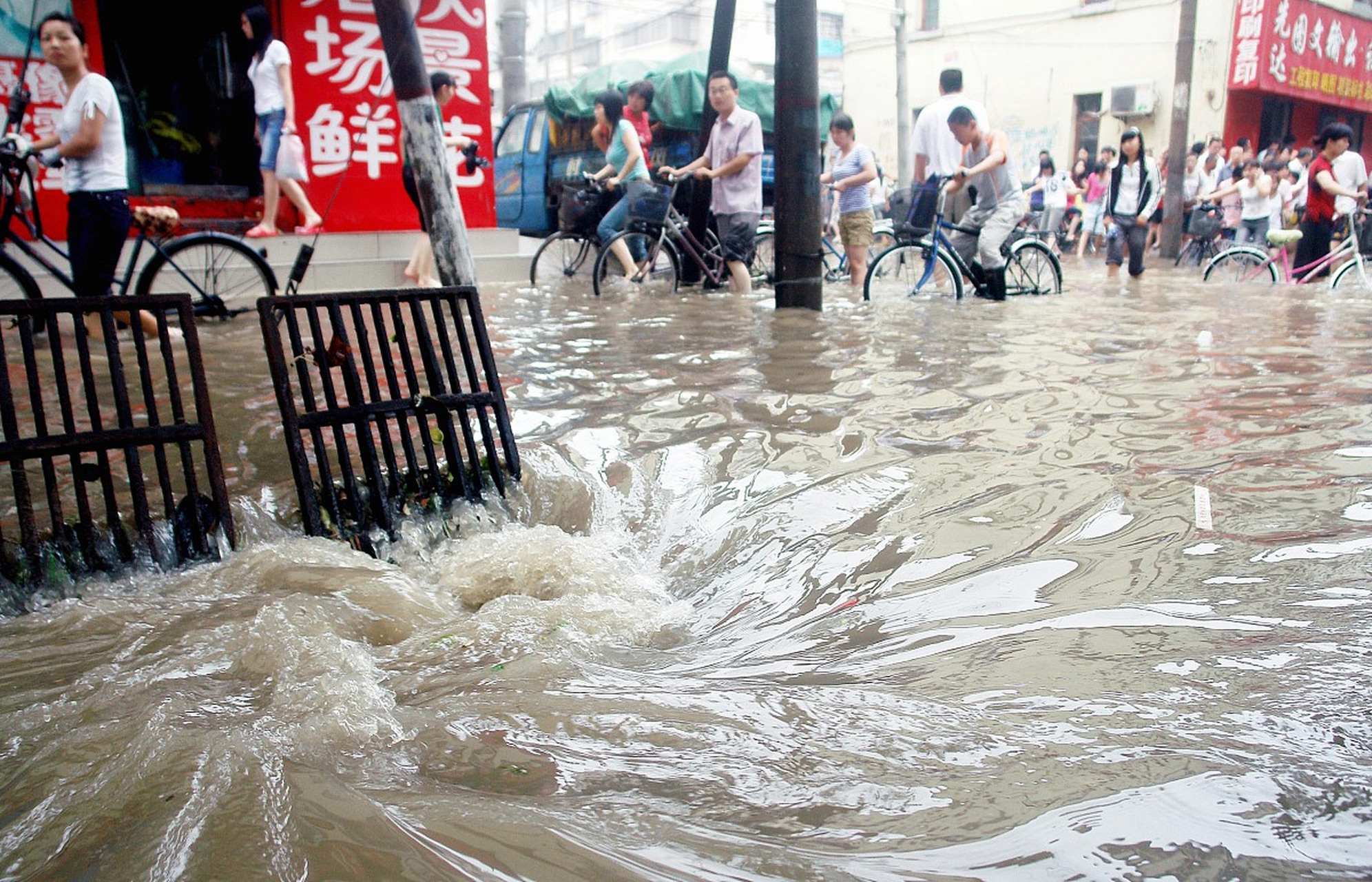 洪水不仅对市民的生活造成了极大的困扰,还给城市的基础设施和环境