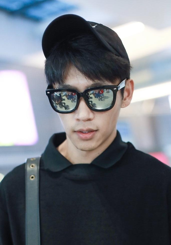 2018年8月4日,上海,魏晨黑白格调运动风现身机场清新帅气,人气太旺