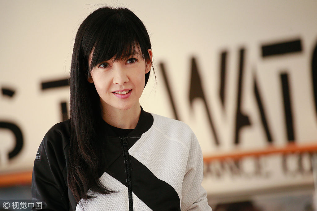 周慧敏几何印花运动衣超短裙 娇俏可人