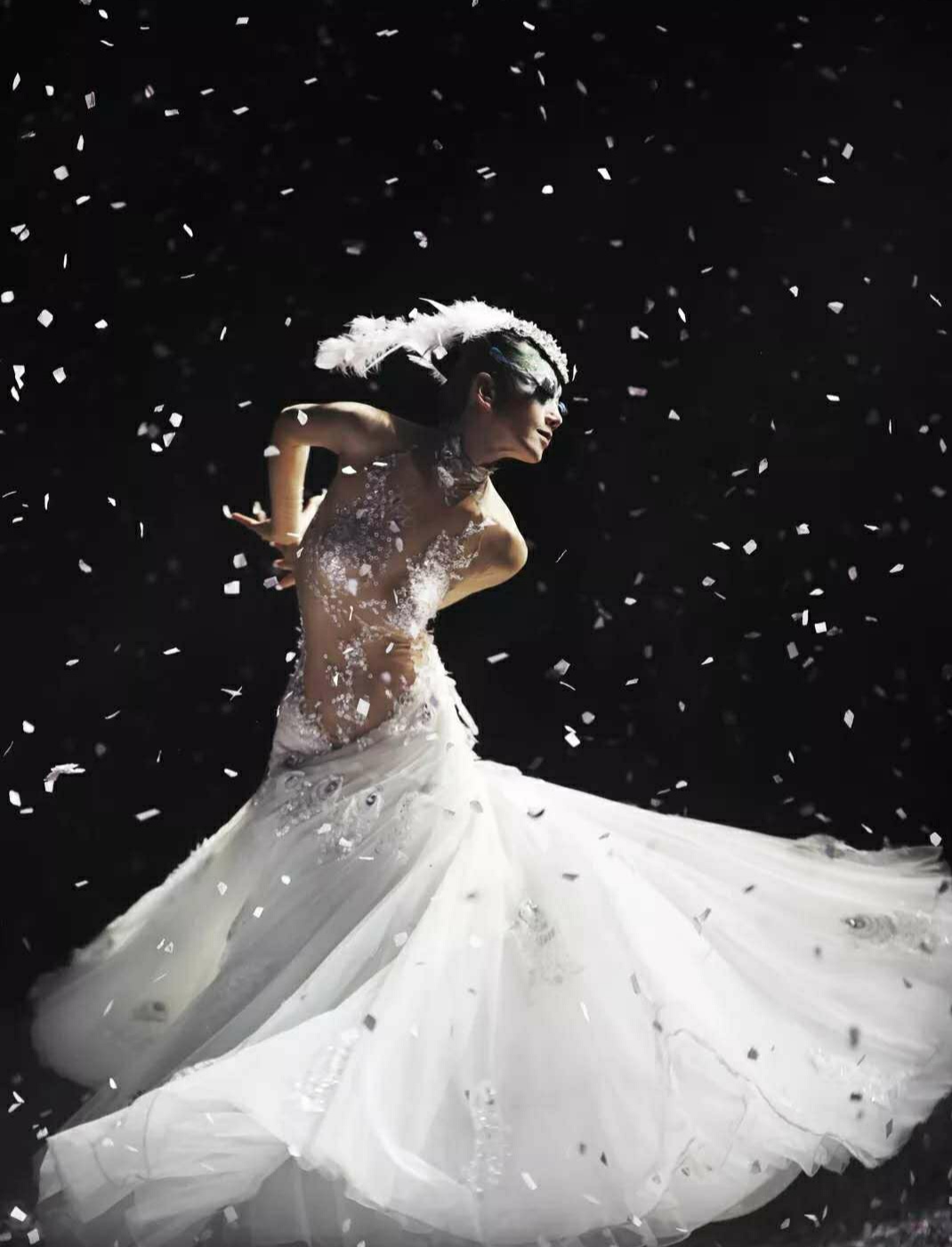 杨丽萍晒美丽背影,虽然被打脸了,但60岁这种状态值得炫耀