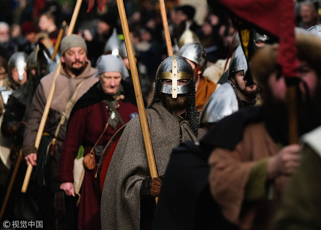 英国约克迎来一年一度"维京节" 大批"中世纪武士"舞刀弄枪