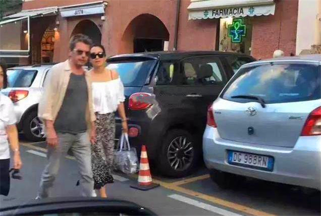 53岁巩俐现身曼谷!弃了张艺谋,富豪黄和祥,如今找了个70岁男友