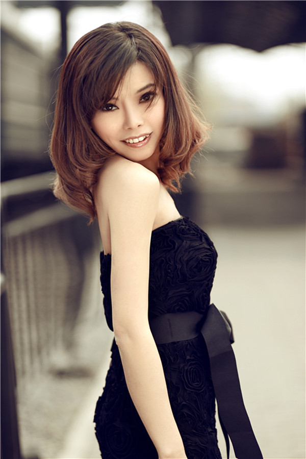 她从小学习黄梅戏,后转型成歌手,凭借《爱情买卖》红遍大江南北