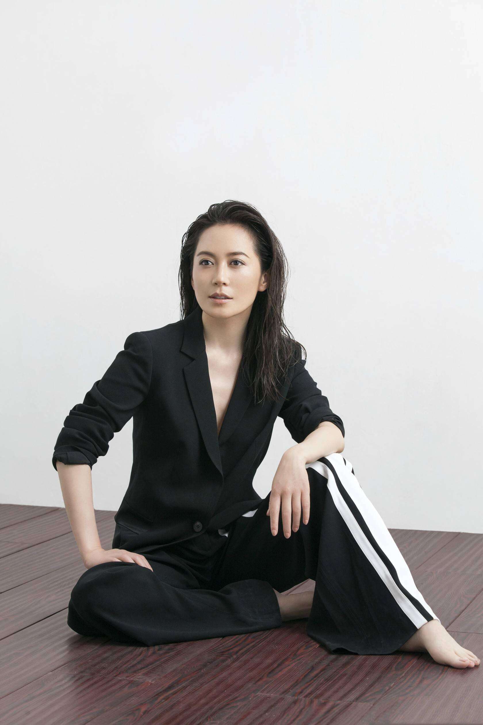 俞飞鸿生活美照,容颜不老的气质女神! 网友们直呼:真会穿啊!