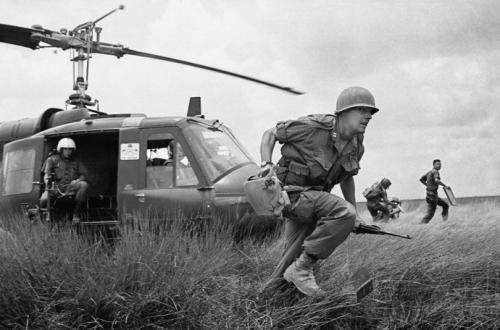越战中，让越南女兵受尽折磨的“空孕催乳剂”，究竟有什么作用？-袁载誉