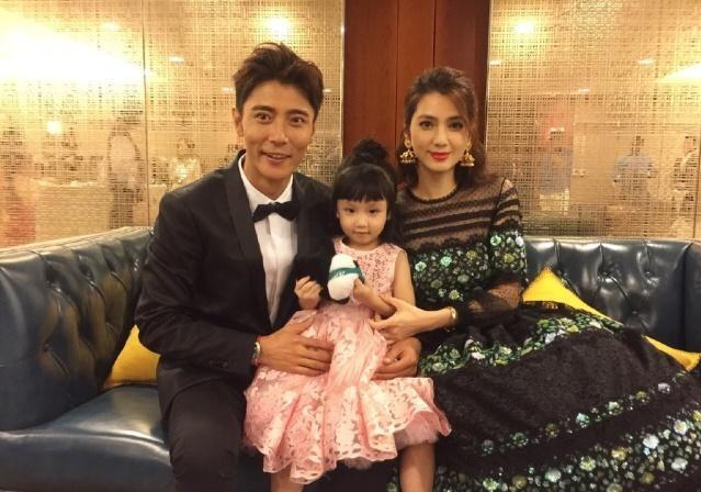 洪欣女儿正面照,大眼尽显呆萌可爱,穿粉色长裙似芭比娃娃