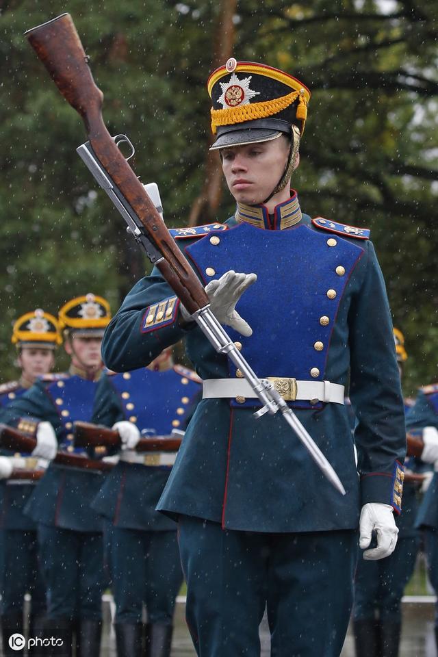 俄罗斯总统警卫团在全俄展览中心举行换岗仪式表演