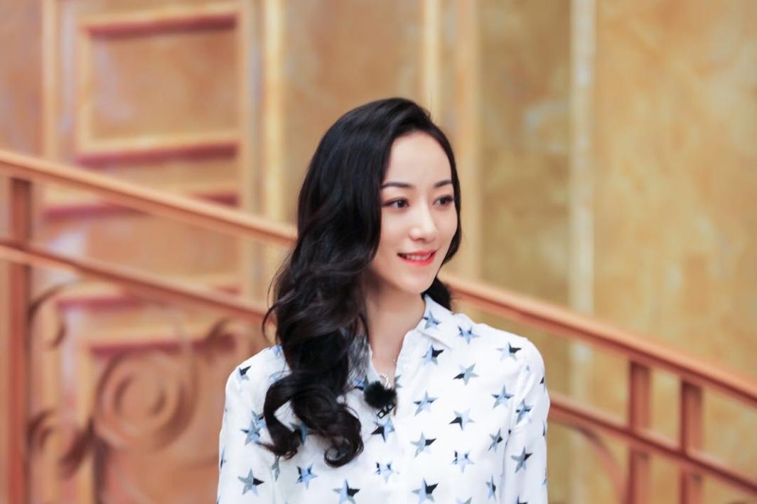 韩雪近4000元白鞋被踩,下意识的动作令人惊讶,网友:细节看家教