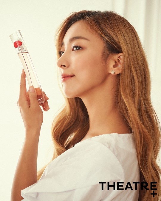 F(x)成员Luna用香水的封面照片展现了自己的魅力
