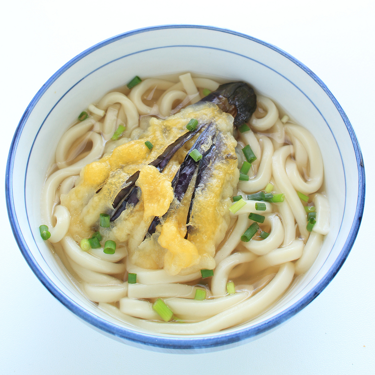 想象一下吧,擀出来的鱼面薄得